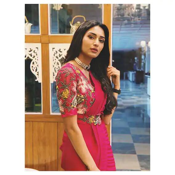 टीव्ही अभिनेत्री एरिका फर्नांडिस सध्या कुछ रंग प्यार के ऐसे भी या मालिकेत दिसत आहे. अलीकडेच तिने एका मुलाखतीत कबूल केले की ती कोणालातरी डेट करत आहे आणि लवकरच लग्न करू शकते.