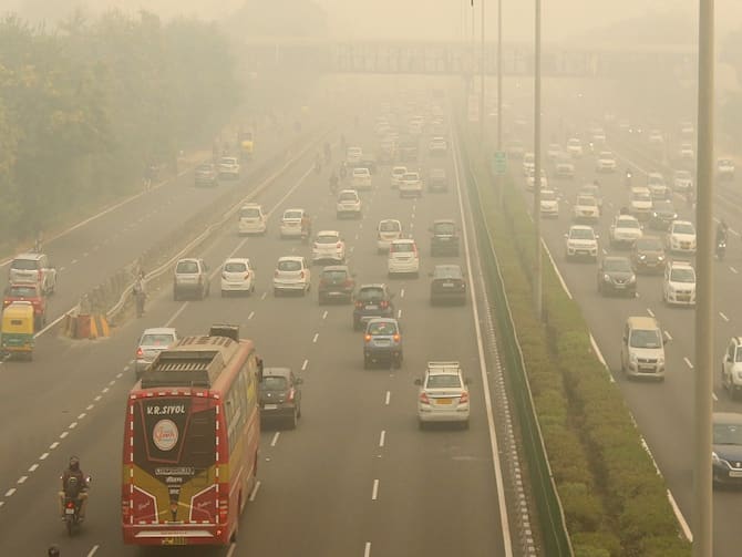 Delhi Air Pollution: #DelhiAirEmergency Trends as Air Quality Worsens in  Delhi NCR