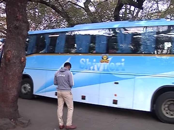 ST Workers Strike Maharashtra ST Corporation launches Shivneri bus service with private drivers, attempts to split the strike, protesters allege ST Workers Strike : महामंडळाकडून खाजगी चालकांकरवी शिवनेरी बस सेवा सुरु, संपात फूट पाडण्याचा प्रयत्न, आंदोलकांचा आरोप