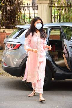 Rhea Chakraborty Update: গোলাপী চুড়িদারে মন্দির চত্বরে ক্যামেরাবন্দি রিয়া চক্রবর্তী