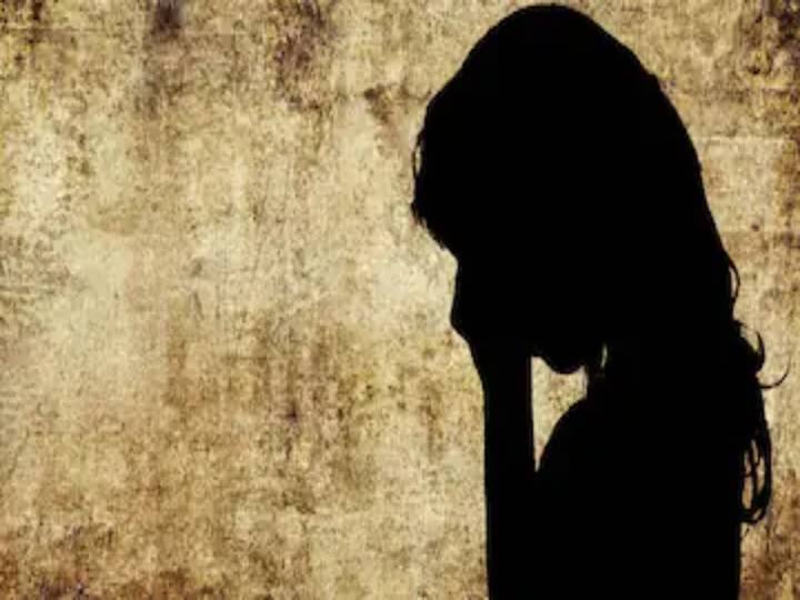 Greater Noida Crime News Man booked for sexually harassing 16-year-old teen for 2 years Noida Crime: பயந்ததனால ஸ்கூலுக்கே போகல.. மிரட்டி மிரட்டியே  2 வருடமாக பள்ளி சிறுமிக்கு பாலியல் துன்புறுத்தல்