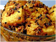 Kitchen Hacks: घर पर खाने में बनाना हो कुछ स्पेशल तो ट्राई करें Achari Paneer