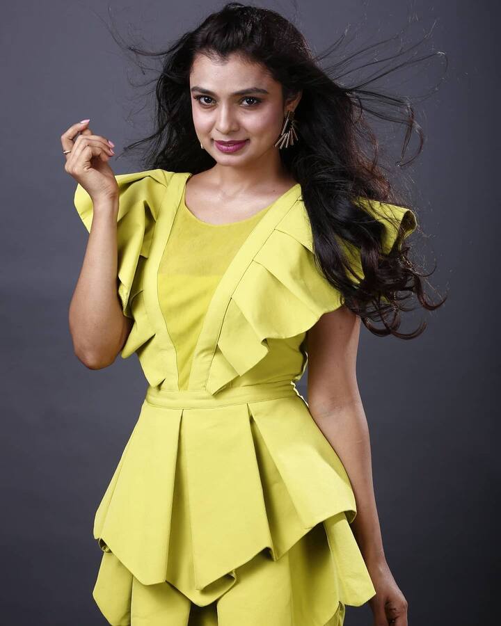 'खुलता कळी ही खुलेना' मालिकेतून प्रेक्षकांच्या भेटीला आलेली लोकप्रिय मराठमोळी अभिनेत्री मयुरी देशमुख सध्या हिंदी मालिकांमध्ये झळकतीये (photo: mayurideshmukhofficialll/ig)