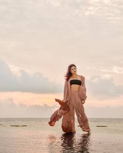 रश्मि देसाई ने ब्लैक ट्यूब टॉप पहन समुद्र किनारे कराया फोटोशूट, तस्वीरों में दिखा एक्ट्रेस का सिजलिंग अंदाज