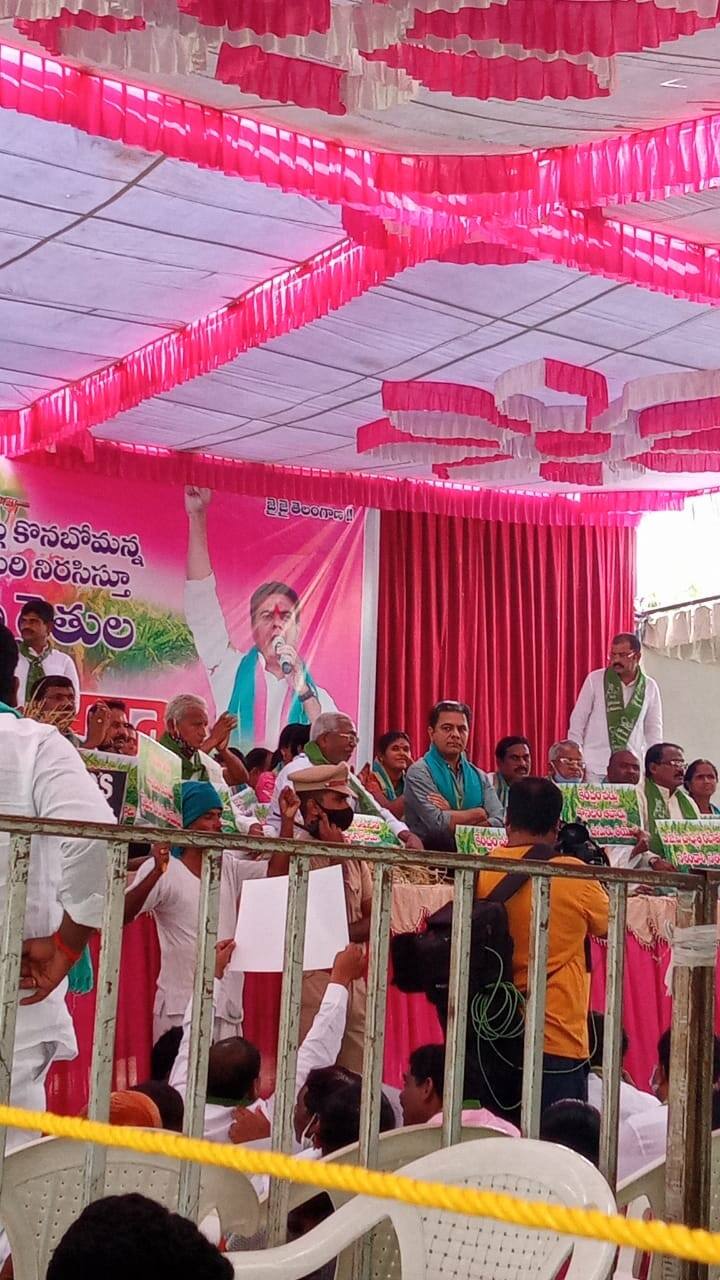 రైతుల వద్ద కేంద్రం ధాన్యం కొనుగోలు చేయాలని డిమాండ్ చేస్తూ తెలంగాణ రాష్ట్ర సమితి నేతలు అన్ని నియోజకవర్గాల్లో ధర్నాలు నిర్వహిస్తున్నారు.