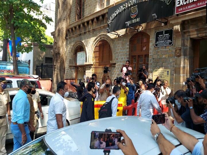 Shah Rukh Khan son, Aryan Khan appears before NCB, to mark his weekly presence before the agency Aryan Khan Drugs Case: ड्रग्स केस में जमानत पर रिहा आर्यन खान NCB दफ्तर पहुंचे, लगाई साप्ताहिक हाजिरी