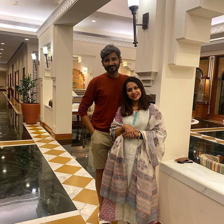 जयपूर ट्रिपमधील पती निखिल शेठसोबतचे काही रोमॅंटिक फोटो देखील श्रेयाने सोशल मीडियावर शेअर केले. (Shreya Bugde/instagram)