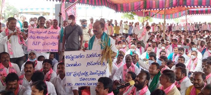 కేసీఆర్ మినహా అందరూ ధర్నాల్లో పాల్గొంటున్నారు. కేటీఆర్, హరీష్ రావు కూడా తమ తమ నియోజకవర్గాలైన సిరిసిల్ల, సిద్దిపేటల్లో నిరసన చేపట్టారు.