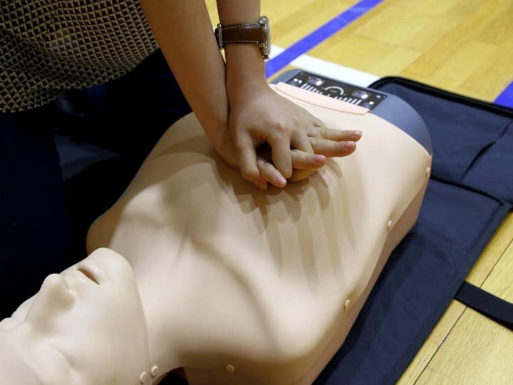 How To Do CPR What Is CPR Method And How Save Life In Cardiac Arrest And Heart Attack Heart Attach: आप भी बचा सकते हैं हार्ट अटैक आने पर किसी की जान, करने हैं सिर्फ ये दो काम