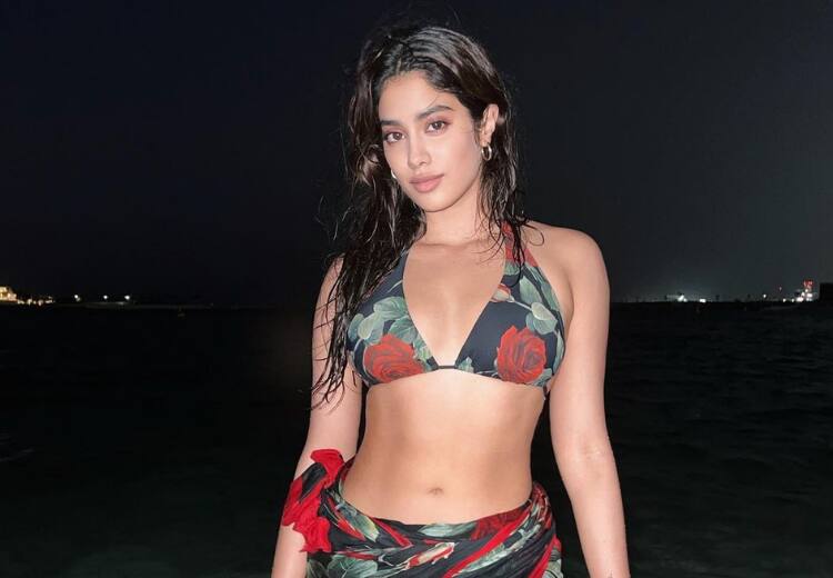 Jhanvi Kapoor uploads her holiday images from Dubai on Instagram along her sister Khushi Kapoor Jhanvi Kapoors' Lungi Dance | `லுங்கி டேன்ஸ்!’ - ஸ்ரீ தேவி மகள் ஜான்வி பகிர்ந்த புகைப்படங்கள் வைரல்...