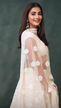 Pooja Hegde pics: வெள்ளை மயில் போல் இருக்கும் விஜய் பட நடிகை..!