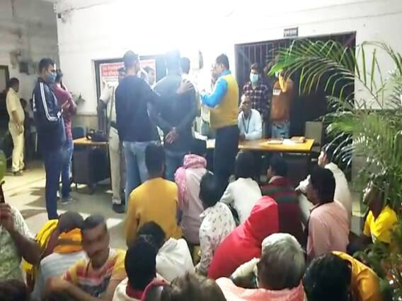 Bihar News: बक्सर में इतने शराबी पकड़े गए कि खचाखच भर गया थाना, पुलिस ने किसी का मुंह सूंघा तो कोई हावभाव से धराया Bihar News: बक्सर में इतने शराबी पकड़े गए कि खचाखच भर गया थाना, पुलिस ने किसी का मुंह सूंघा तो कोई हावभाव से धराया