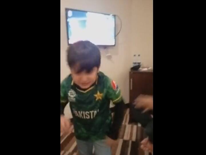 T20 World Cup kid cries after Pakistan lost semi final match against Australia, Shoaib Akhtar shares video T20 World Cup: पाकिस्तान की हार के बाद इस नन्हे से फैन ने खूब बहाए आंसू, शोएब अख्तर ने शेयर किया वीडियो