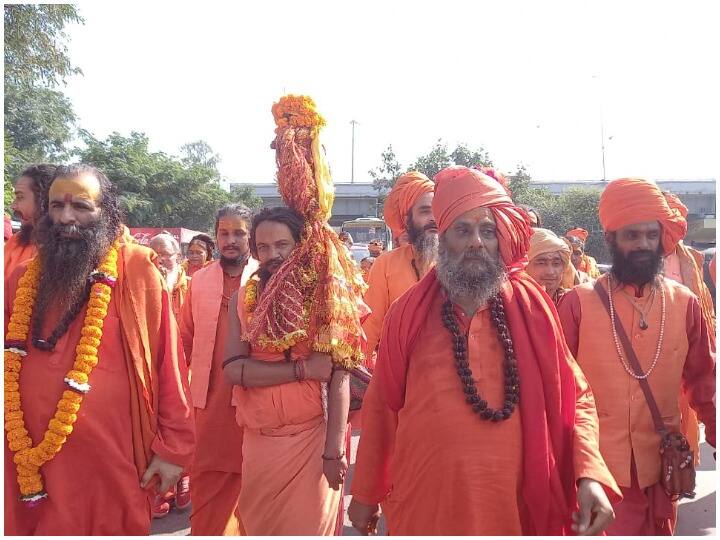 Haridwar holy stick yatra which left for the pilgrimage reached Haridwar after a month ANN Uttrakhand News: एक महीने बाद हरिद्वार पहुंची पवित्र छड़ी यात्रा, कैबिनेट मंत्री यतिस्वरानंद ने साधुओं का किया स्वागत
