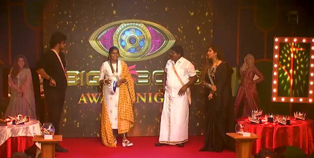 Bigg Boss 5 Tamil Day 40 contestants give awards to housemates in big boss award show Bigg Boss 5 Tamil: விஷ பாட்டில் முதல் டம்மி பீஸ் வரை - பிக் பாஸ் விருதுகள் முழு விவரம்