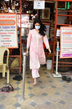 Rhea Chakraborty Update: গোলাপী চুড়িদারে মন্দির চত্বরে ক্যামেরাবন্দি রিয়া চক্রবর্তী