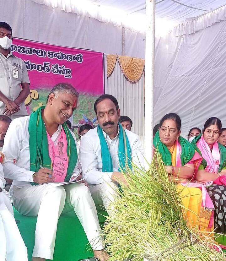 ఈ ధర్నాల్లో పాల్గొనేందుకు పెద్ద ఎత్తున అధికార టీఆర్ఎస్ నాయకులు, ప్రజాప్రతినిధులు, రైతులు భారీగా తరలివచ్చారు.