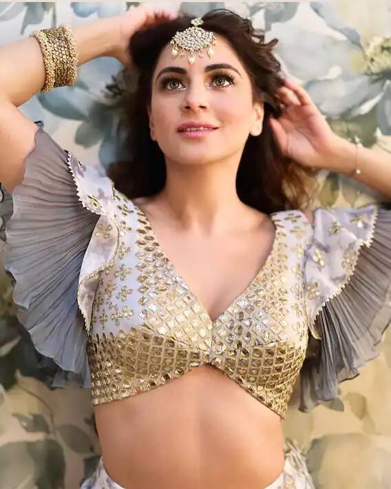 टीव्ही अभिनेत्री श्रद्धा आर्यने तिच्या लग्नाला मीडियापासून बरेच दिवस दूर ठेवले होते. बातम्यांनुसार, ती 16 नोव्हेंबरला लग्नबंधनात अडकणार आहे. त्यांच्या लग्नाचे सर्व विधी दिल्लीत पार पडणार आहेत.