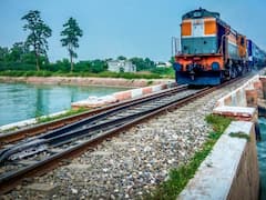 ఎంత పని సేస్తివి.. అత్యాశతో రైలు కింద కాళ్లు పెట్టాడు.. రూ.24 కోట్లు పాయే!