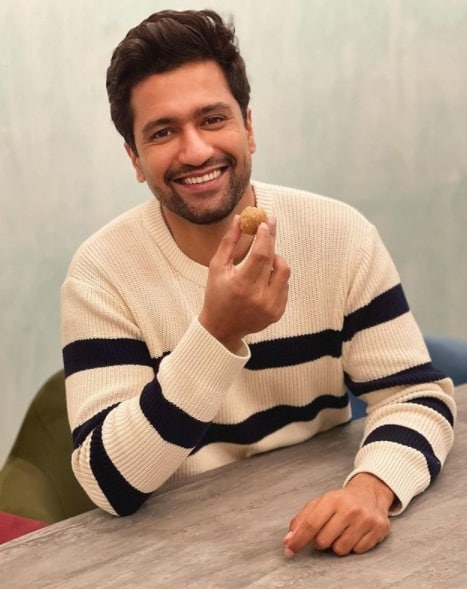 যদিও দ্বিতীয় বর্ষের পর তিনি অনুভব করেন যে, ৯টা - ৫টা অফিস ডিউটি করা তাঁর পক্ষে সম্ভব নয়।
