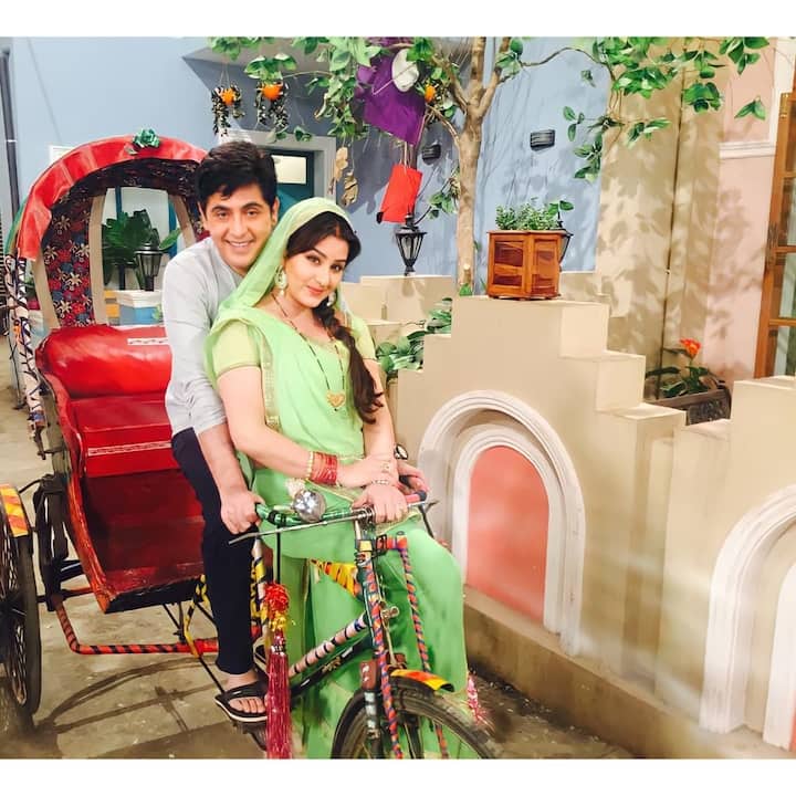 Shilpa Shinde Shares Unseen Photo From 'Bhabhiji..': पॉपुलर शो 'भाबी जी घर पर हैं' (Bhabiji Ghar Par Hai) में 'अंगूरी भाबी' का किरदार निभाकर पॉपलुर हुईं एक्ट्रेस शिल्पा शिंदे (Shilpa Shinde) ने विभूति नारायण यानी आसिफ शेख (Aasif Sheikh) को उनके जन्मदिन पर अनोखी बधाई दी हैं. शिल्पा ने इस सीरियल के सेट से कुछ अनदेखी तस्वीरें शेयर की हैं और आसिफ को जन्मदिन की बधाई दी हैं. एक तस्वीर में वो उनके साथ रिक्शे में बैठी नजर आ रही हैं.