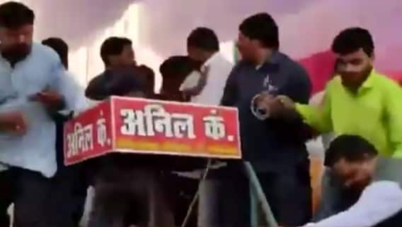 UP: चुनावी कार्यक्रम में आपस में भिड़े SP नेता