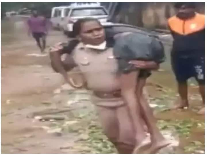 'Lady Singham' is carrying an unconscious person on her shoulder and is making her sit in the auto, the video is winning the hearts of the people ANN बेहोश शख्स को कंधे पर लादकर ऑटो में बिठा रही है ये 'लेडी सिंघम', Video  जीत रहा लोगों का दिल