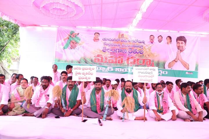 కేంద్రం వరి కొనుగోలుపై స్పష్టమైన వైఖరి చెప్పేవరకూ తమ పోరాటం ఆగదని హెచ్చరించారు. గ్రేటర్ హైదరాబాద్ ఎమ్మెల్యేలు, ఎంపీలు ఇందిరాపార్క్ వద్ద ధర్నా నిర్వహిస్తున్నారు.