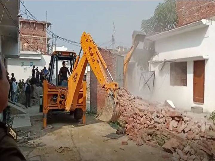BDA's bulldozer on illegal building of Islam's drug smuggler in Bareilly ANN बरेली: स्मैक तस्करों के खिलाफ पुलिस और BDA लगातार कर रही कार्रवाई, अब ड्रग तस्कर इस्लाम के अवैध  भवन पर चला बुल्डोजर