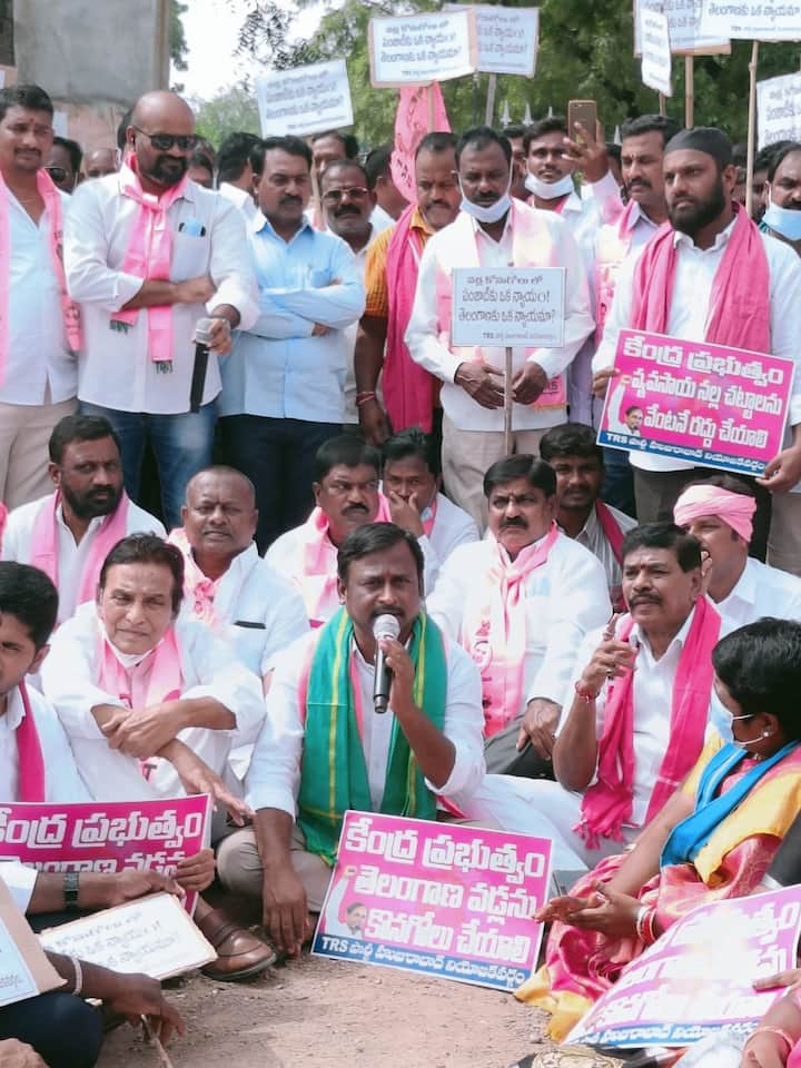 అయితే బీజేపీ మాత్రం కేంద్రం అలా చెప్పలేదని టీఆర్ఎస్ రైతుల్ని మోసం చేస్తోందని మండిపడుతున్నారు.