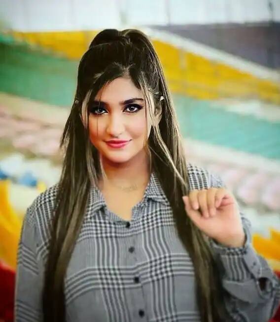ফরিদাবাদের একটি বেসরকারি বিশ্ববিদ্যালয় থেকে এরোনটিক্যাল ইঞ্জিনিয়ারিং ডিগ্রি লাভ করেন। তারপর তিনি দুবাইয়ে চলে যান। ছবি সৌজন্যে @samyahkhan1604