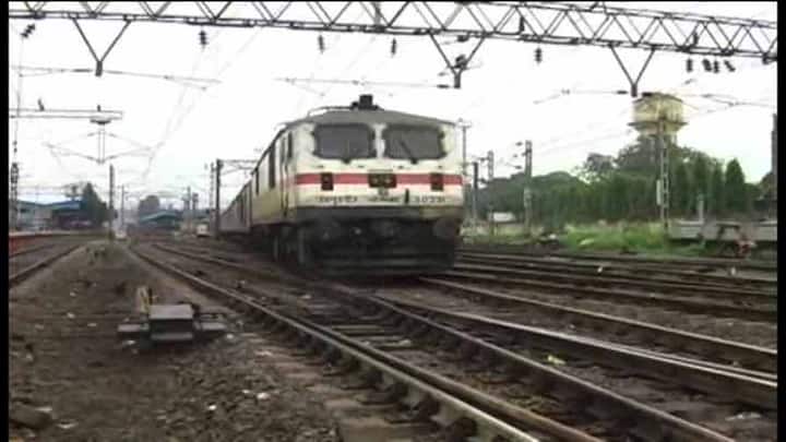 Pakistan driver stops train near Lahore to buy curd suspended after video goes viral Railways: అరే ఏంట్రా ఇది...పెరుగు కోసం రైలు ఆపేశారు... వీడియో వైరల్ లోకో పైలట్ సస్పెండ్
