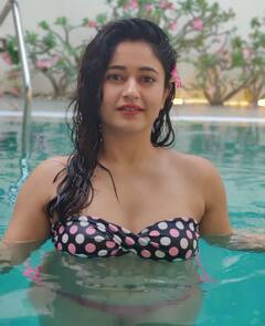 Poonam Bajwa Photos |  நீச்சல் உடையில் பூனம் பாஜ்வா - லேட்டஸ்ட் போட்டோ க்ளிக்ஸ்!