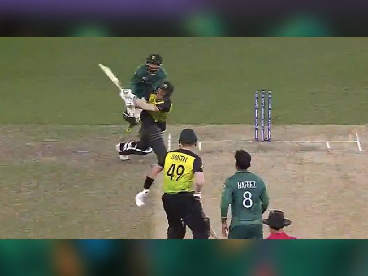 AUS vs PAK in T20 World Cup: David Warner hit Bizzare six on no ball of Mohammad hafeez T20 World Cup: जब हफीज की दो टप्पे वाली गेंद को वॉर्नर ने विकेट से 2 फीट पीछे हटकर घसीटा, देखें वीडियो
