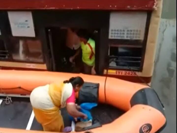 chennai mtc bus struggle in rain water aranganathan subway people rescue by boat 5 பேருக்காக ட்ரைவர் எடுத்த ரிஸ்க்! சப்வே வெள்ளநீரில் சிக்கிய  பேருந்து - விரைந்து வந்த போட்!!