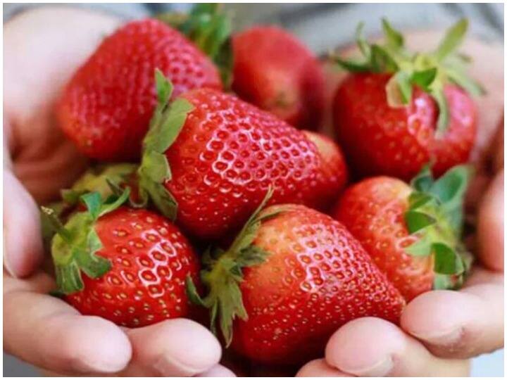 स्ट्रॉबेरी विटामिन सी का एक अच्छा सोर्स स्ट्रॉबेरी भी है. स्ट्रॉबेरीज में काफी मात्रा में एंटीऑक्सिडेंट पाए जाते हैं इसके अलावा स्ट्रॉबेरी विटामिन सी और कई दूसरे पोषक तत्वों से भरापूर फल है. हालांकि सीजनल फल होने की वजह से ये कम मिल पाता है लेकिन अगर आप एक कप स्ट्रॉबेरी खाते हैं तो ये आपको 100 मिलीग्राम विटामिन सी देने का काम करता है.