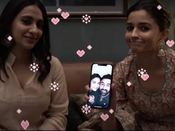 Alia Bhatt blushes as she shows her & Ranbir Kapoor's pic as phone screensaver Alia Bhatt से फैन्स ने पूछा- आपके मोबाइल के वॉलपेपर में क्या है? एक्ट्रेस ने दिखा दी Ranbir Kapoor के साथ प्यारी तस्वीर