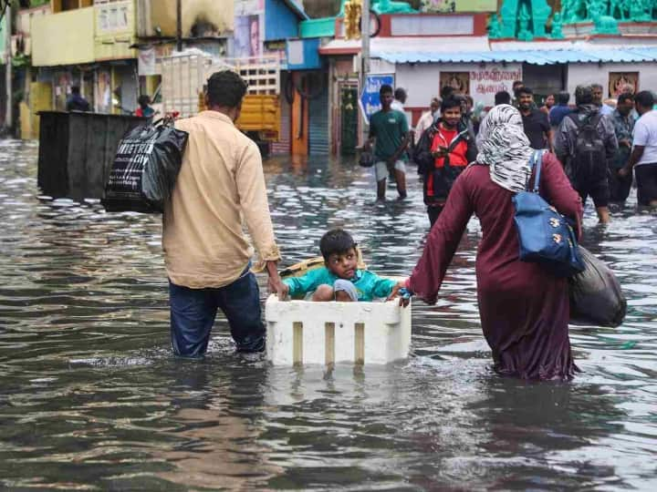 Tamil Nadu DMK workers attack residents protesting over sewage entering houses in chennai Dmk cadres attacked Residents | சாலையில் தேங்கிய மழைநீர்.. மக்களைத் தாக்கிய திமுகவினர் : உறுதியளித்த எம்.எல்.ஏ..