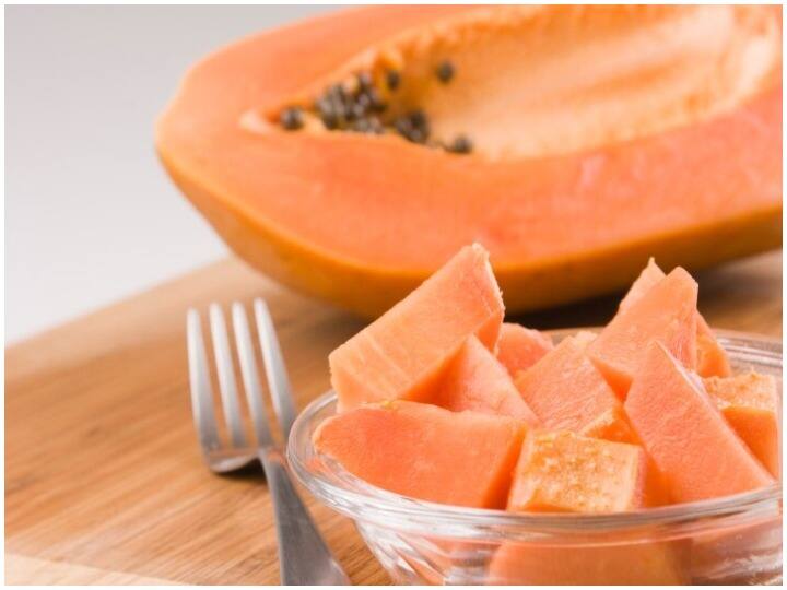 पपीता सभी सीजन में मिलने वाला फल है पपीता. पपीता पाचन के लिए सबसे अच्छा माना जाता है. पपीता हमारे पेट को फिट रखता है और वजन भी कम करता है. पपीता में विटामिन सी भी काफी मात्रा में पाया जाता है जिससे हमारी रोगप्रतिरोधक क्षमता भी बढ़ती है. करीब एक कप पपीता खाने से आपको 88 मिलीग्राम पोषक तत्व मिलते हैं.