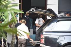 Virat Kohli और Anushka Sharma मुंबई पहुंचे, अनुष्का बेटी Vamika को गोद में लिए दिखीं, विराट ने दौड़कर खोला गाड़ी का गेट