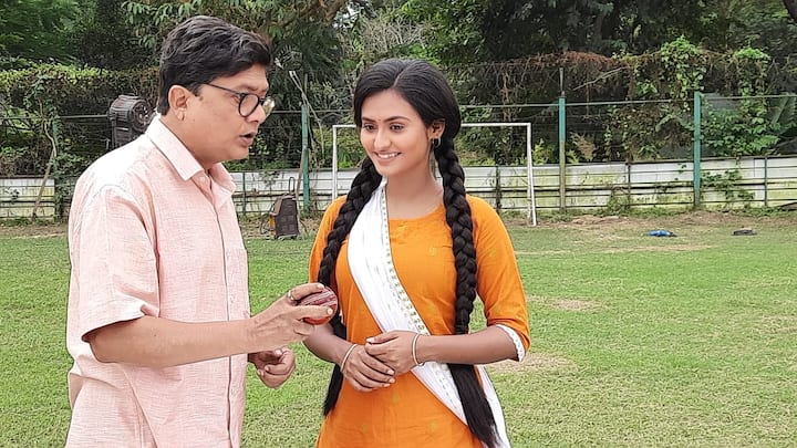রীতিমতো পেশাদার ক্রিকেটার ও কোচের কাছে ক্রিকেট খেলা শিখছেন অভিনেতা অভিনেত্রীরা।