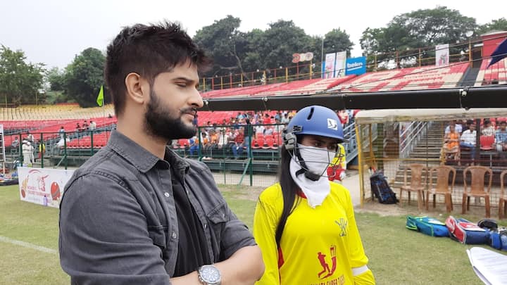 এদিন টিম 'উমা'-কে বেশ খোশমেজাজেই দেখা গেল। বল হাতে মহিলা দলের সঙ্গে অনুশীলনের কথা বলতে শোনা গেল পর্দার অভিমুন্য ওরফে নীল ভট্টাচার্যকে। বললেন, 'আমি ভীষণ ক্রিকেট ভালোবাসি। বড় মাঠ, গ্যালারি সব মিলিয়ে একটা দারুণ পরিবেশ। আমি তো মহিলা দলের সঙ্গে প্র্যাকটিস শুরু করে দিয়েছি।'