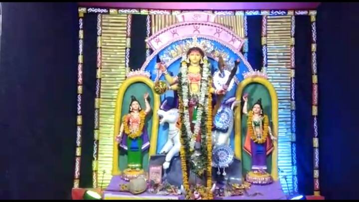 বাঁশ, কাঠ, সোলা, ভাঁড়, সুতির কাপড় দিয়ে ক্লাবের সদস‍্যরা এক মাস ধরে নিজেরাই তৈরী করেছে এই মণ্ডপটি। রঙ, তুলির সাহায‍্যে গ্ৰামের মানুষের জীবনযাত্রার বিভিন্ন ছবি ফুটে উঠেছে  মণ্ডপের চারিদিকে।