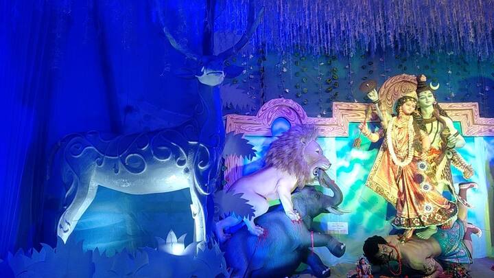 তাই মায়ের হাত কেটে দেয় দূর্গামুসুর। সেই হাত মা অম্বিকার হাতে যুক্ত হয়ে জগদ্ধাত্রী রূপ ধারন করে।। পৌরাণিক এই কাহিনীর উপর ভিত্তি করে তৈরী করা হয়েছে প্রতিমা।।