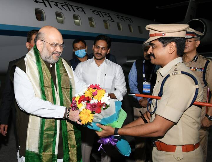 స్వామి వారి దర్శనం అనంతరం తాజ్ హోటల్‌లో బస చేసి ఆదివారం మధ్యాహ్నం దక్షిణాది రాష్ట్రాల ముఖ్యమంత్రుల సమావేశంలో అమిత్ షా పాల్గొననున్నారు.