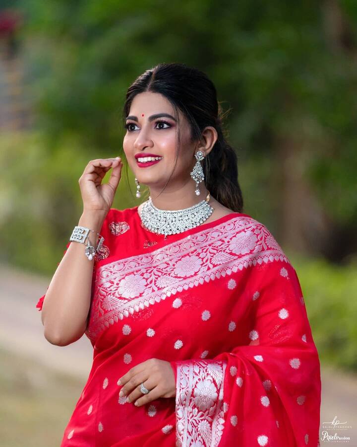 काही दिवसांपूर्वी पुत्ररत्न प्राप्त झाल्याची माहिती धनश्रीनं सोशल मीडियावरुन चाहत्यांना दिली होती (@KadgaonkarDhanashri/Instagram)