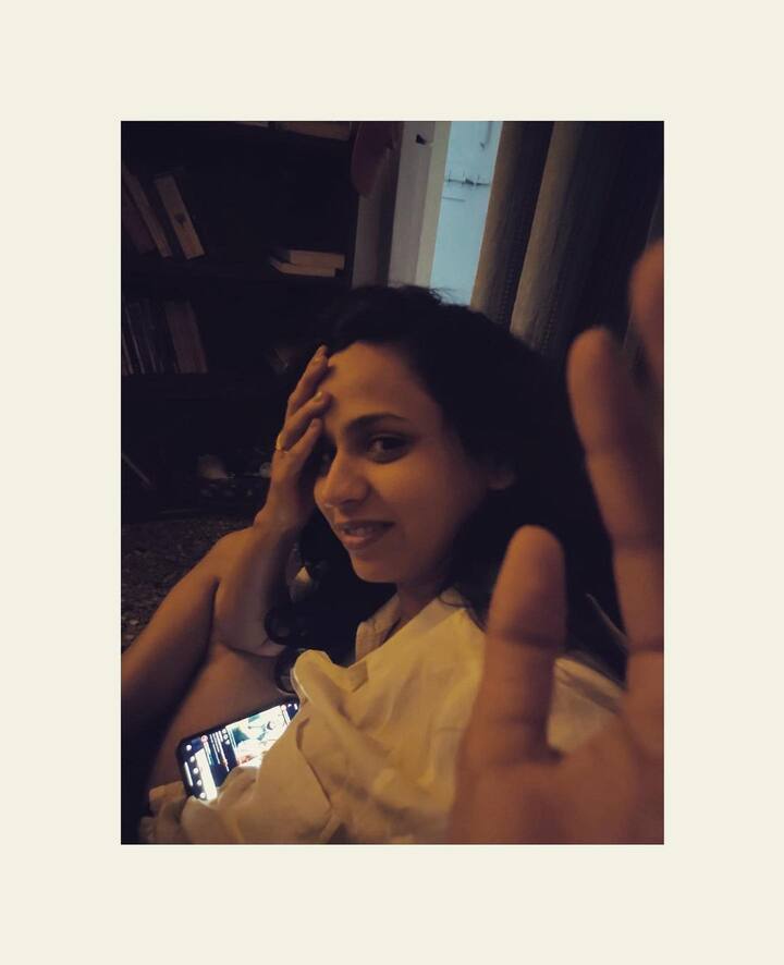 'इंडियन आयडल मराठी' या छोट्या पडद्यावरच्या कार्यक्रमाच्या सुत्रसंचालनाची धुरा लवकरच स्वानंदी सांभाळणार आहे. (Photo:@swananditikekar/IG)