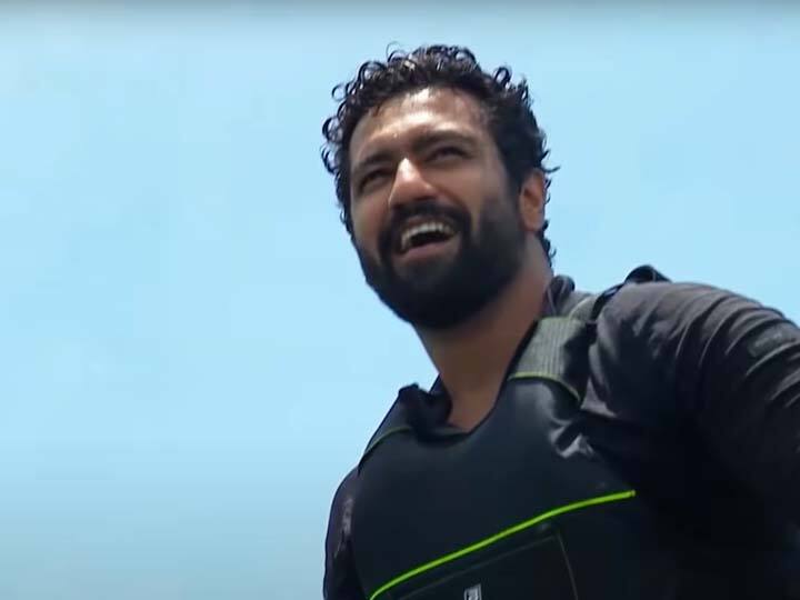 विकीने  बेअर ग्रील्ससोबतचा फोटो शेअर करून कॅप्शन दिले, 'बेअर ग्रील्ससोबत एका निर्जन बेटावरील सफरीमध्ये  मला सर्वात मोठ्या भीतीचा सामना करावा लागला. पुढे काय झाले? पाहा इंटू द वाइल्ड विथ बेअर ग्रील्समध्ये'(Photo:@discoveryplusin/IG)