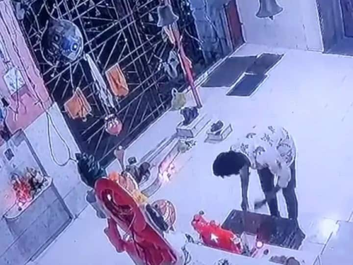 Thief touches Lord Hanuman's feet before stealing temple's donation box in Thane Viral video: వార్నీ.. దేవుడి కాళ్లకు మొక్కి మరీ గుడిలో హుండీని ఎత్తుపోయాడు, వీడియో వైరల్