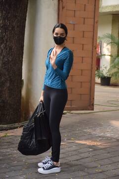 Shraddha Kapoor Latest Photos: श्रद्धा कपूर ने ब्लू टॉप में दिखाया कूल लुक, डांस क्लास से पहले पैपराजी के लिए किया पोज, देखें स्टाइलिश फोटो